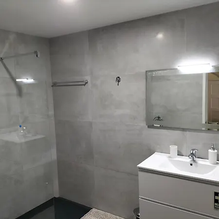 Shearwaternest Al פונשל